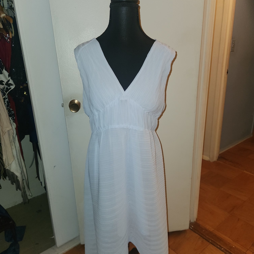 Elegant White Sleeveless Dress